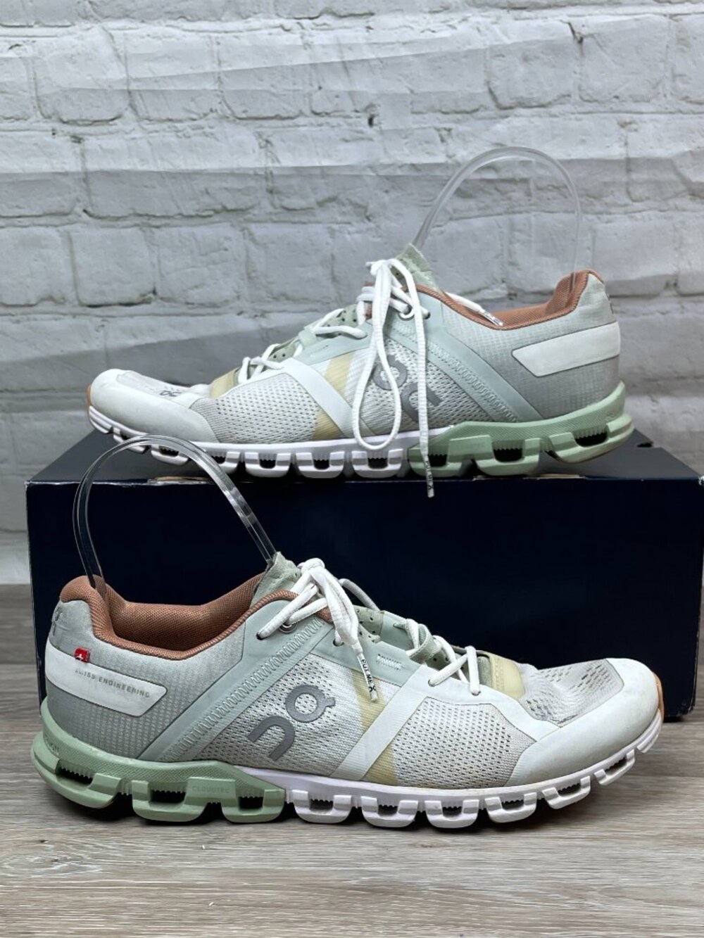 ON CLOUD WOMEN'S HELION SWIS ENGINERING RUNNING SHOE SIZE 8.5
